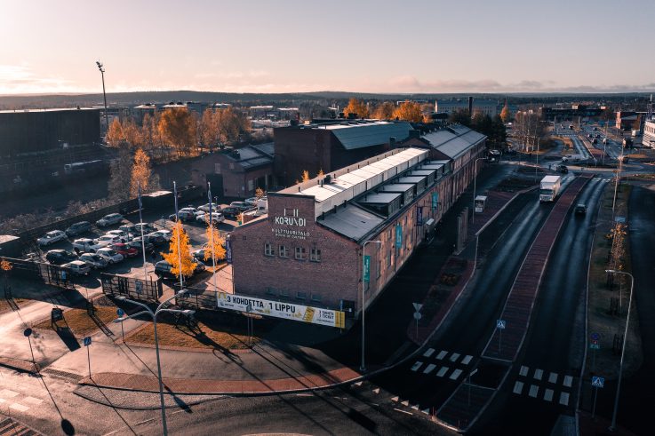 Rovaniemen kulttuuritalo Korundi kuvattuna yläviistosta syksyisessä maisemassa.